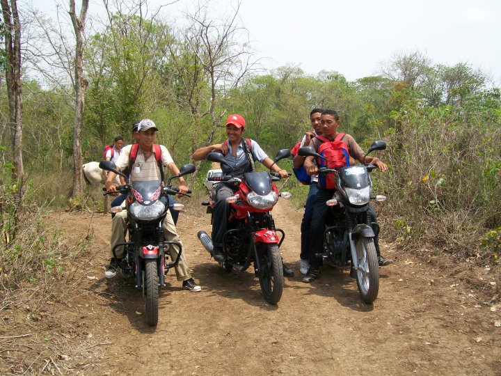 Equipo de ASERPAZ trabajando en comunidad